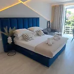 Aurora Beachfront Luxury Rooms&suites בית הארחה ברלה