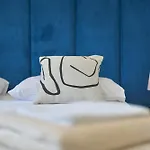 Aurora Beachfront Luxury Rooms&suites בית הארחה 4*