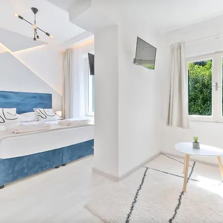 بيت ضيافة Aurora Beachfront Luxury Rooms&suites 4*