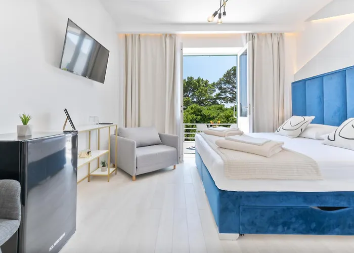 Aurora Beachfront Luxury Rooms&suites 4* ברלה