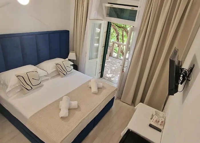 Aurora Beachfront Luxury Rooms&suites בית הארחה ברלה