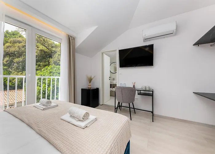 Aurora Beachfront Luxury Rooms&suites בית הארחה 4*