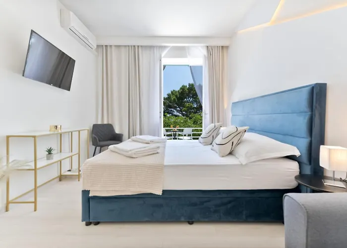 בית הארחה Aurora Beachfront Luxury Rooms&suites 4*