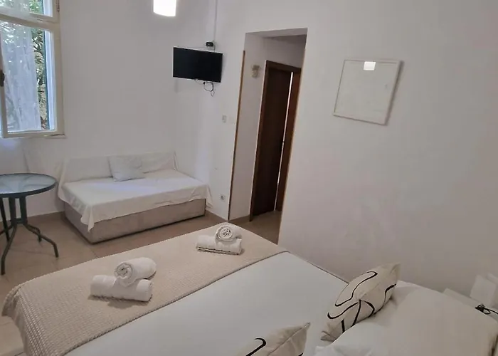 Aurora Beachfront Luxury Rooms&suites בית הארחה